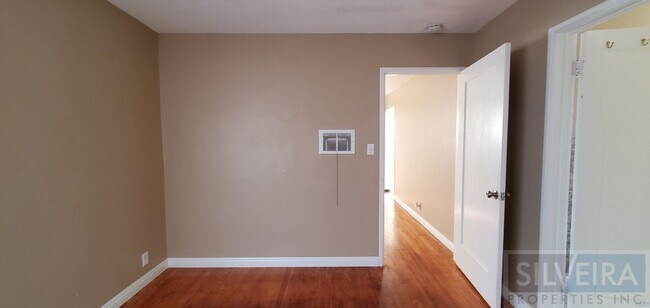 Building Photo - m-300