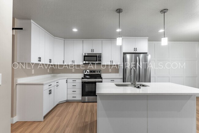 Building Photo - 4143 N Fairfield Dr