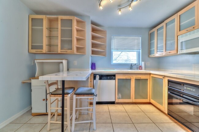 Building Photo - 2 bedroom, 1 bath condo close to Blair Par...