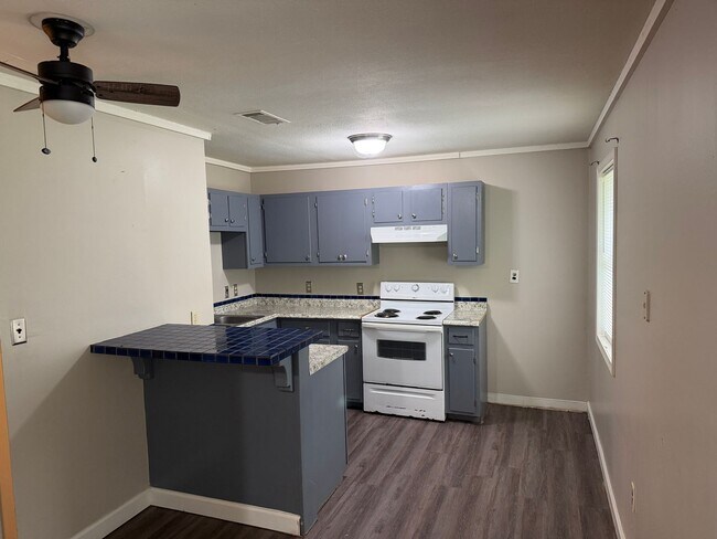 Building Photo - 2 Bed 1 Bath Duplex
