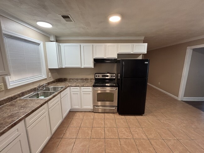 Building Photo - 3895 St Elmo Ave