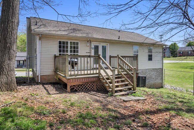 Building Photo - 3 Bedroom 2.5 Bathroom Home!