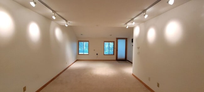 Building Photo - Redmond Bridle Trails One bedroom!