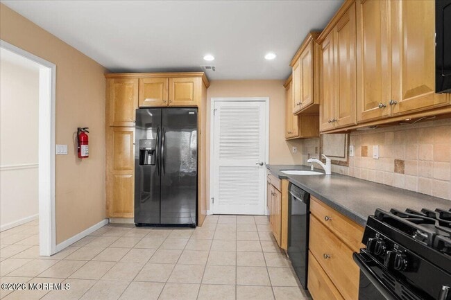 Building Photo - 185 Pear Dr