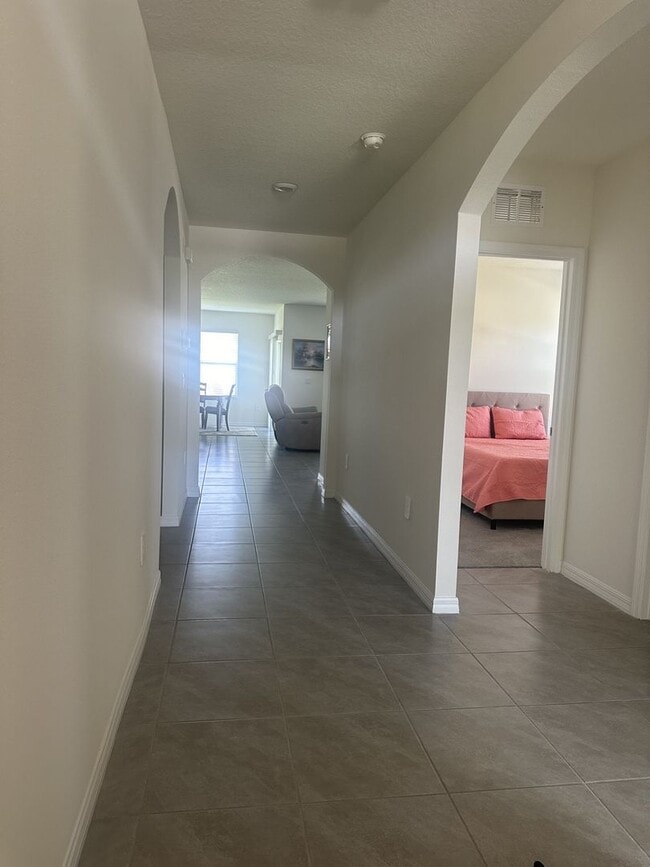 Building Photo - Gorgeous 3-Bedroom, 2-Bathroom Townhouse in Bradenton