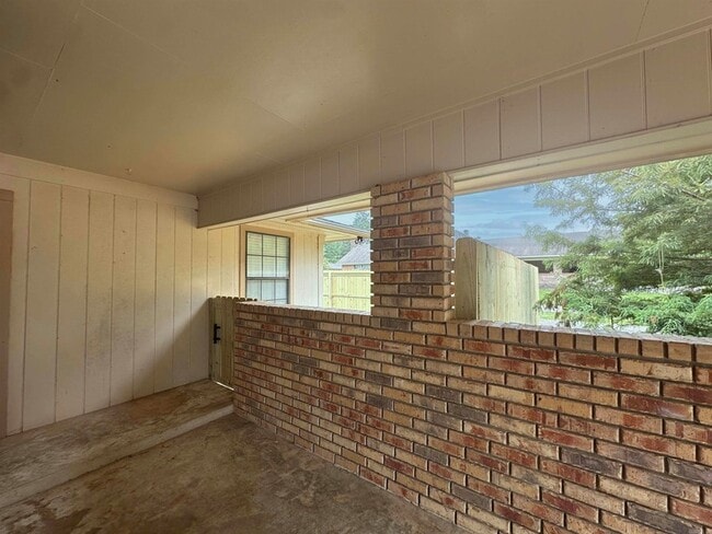 Building Photo - 5805 Sidney Dr