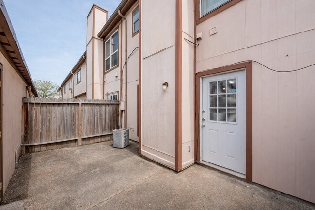 Building Photo - 12400 Brookglade Cir