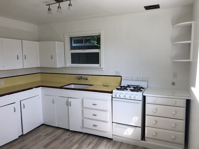 Building Photo - 402 Dufour St