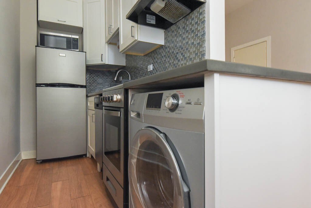 Building Photo - 511 W Belmont Ave