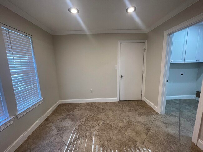 Building Photo - 1624 Oakmont Cir