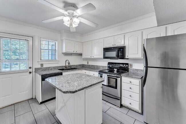 Building Photo - Beautiful 3 Bedroom 2.5 Bathroom Condo in Prime Taylors Location $1,625/mo rent