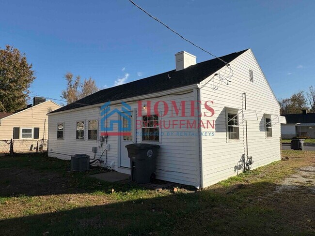 Building Photo - Three Bedroom House | Off Street Parking