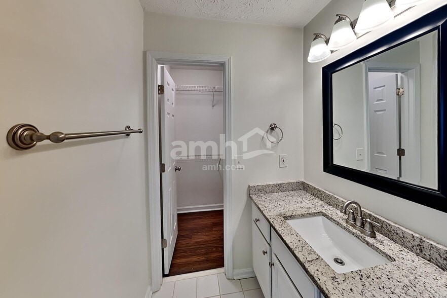 Building Photo - 205 Daventry Way