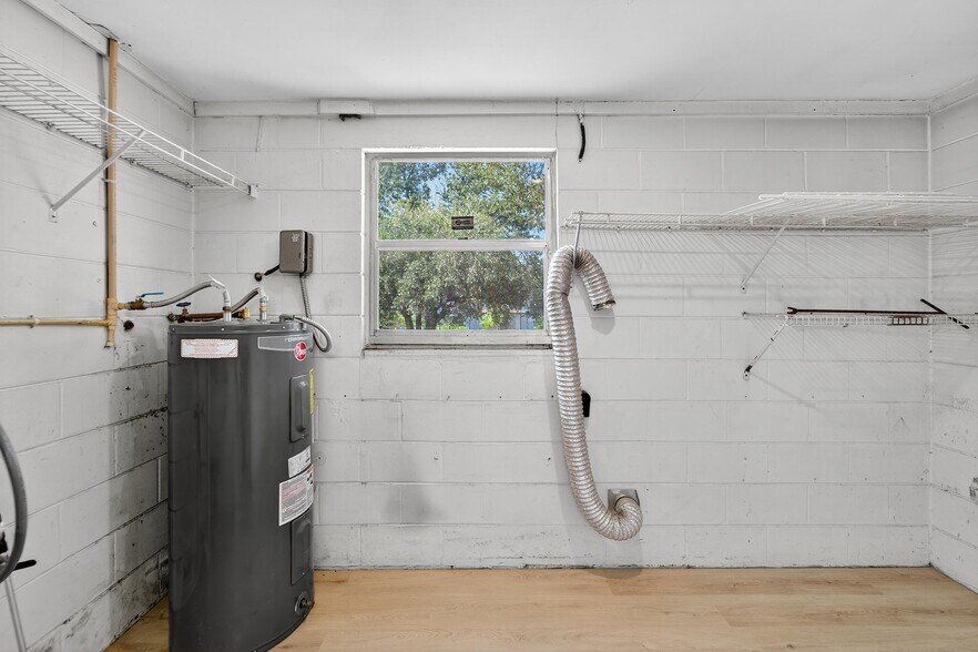 Building Photo - 1712 Village Ct