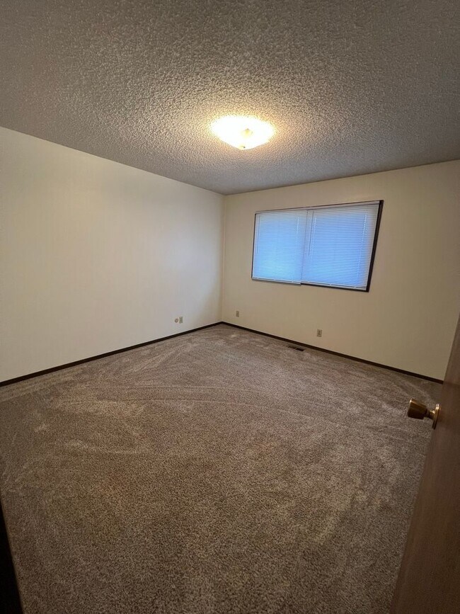Building Photo - 509 Elm Ave