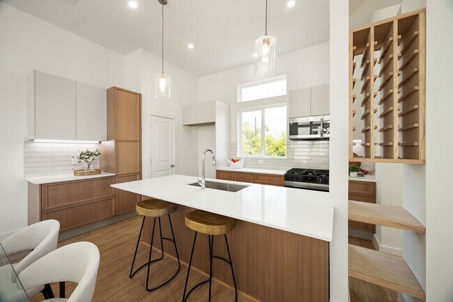 Building Photo - 1713 Mary St