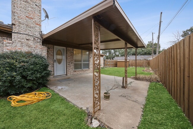 Building Photo - 4104 Plantation Dr