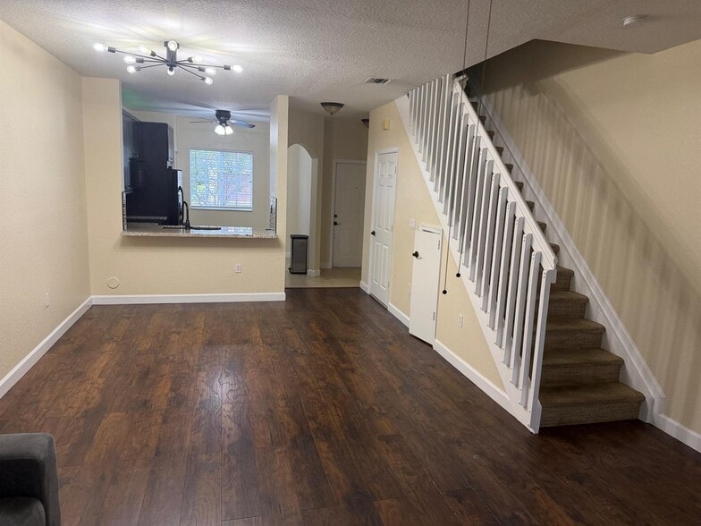 Building Photo - 8839 S Isles Cir
