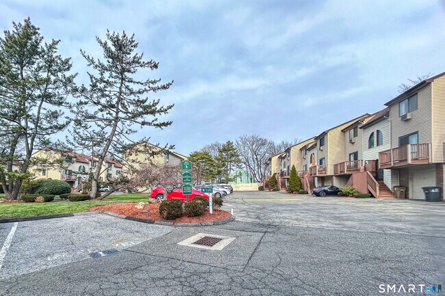 Building Photo - 60 Lawn Ave