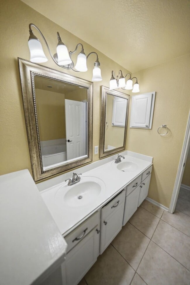 Building Photo - Beautiful 5-Bedroom Home in Schertz - Realtor Commission: $500