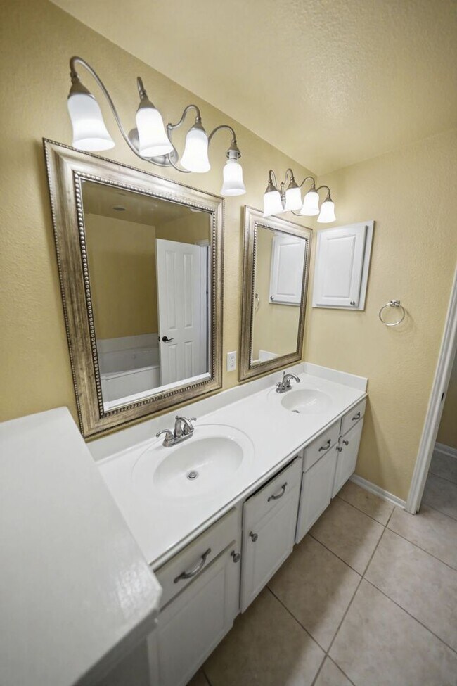 Building Photo - Beautiful 5-Bedroom Home in Schertz - Realtor Commission: $750