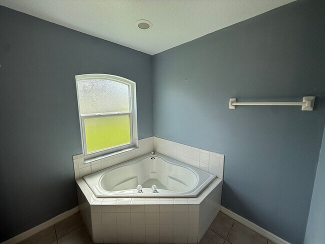 Building Photo - 8927 Courtyard Ln
