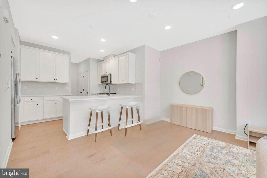 Building Photo - 606 Parker Blvd