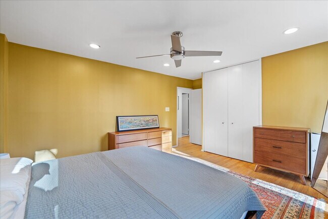 Building Photo - Unique 3BR / 1.5BA Mid-Century Townhome in Reston’s Iconic Hickory Cluster