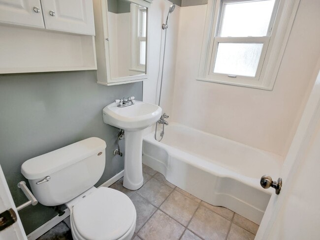 Building Photo - 2 Bed and 1 Bath Charming Single-Family Ho...
