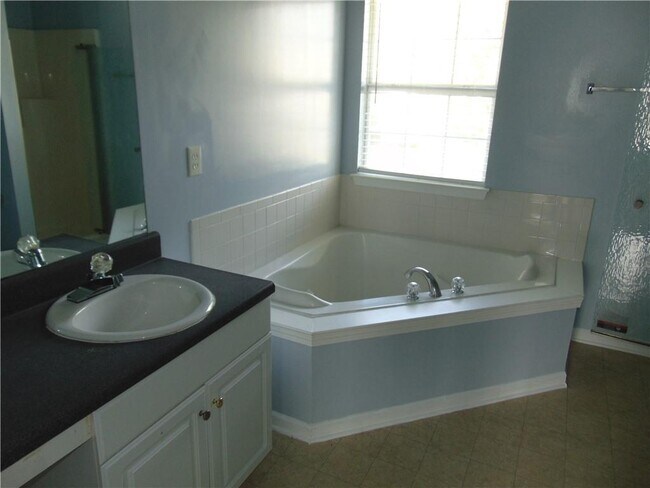 Building Photo - 611 Dove Ln