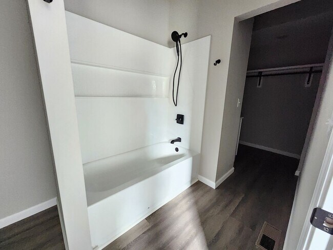 Building Photo - Spacious 3-Bedroom, 2-Bathroom Home AVAILABLE NOW!!