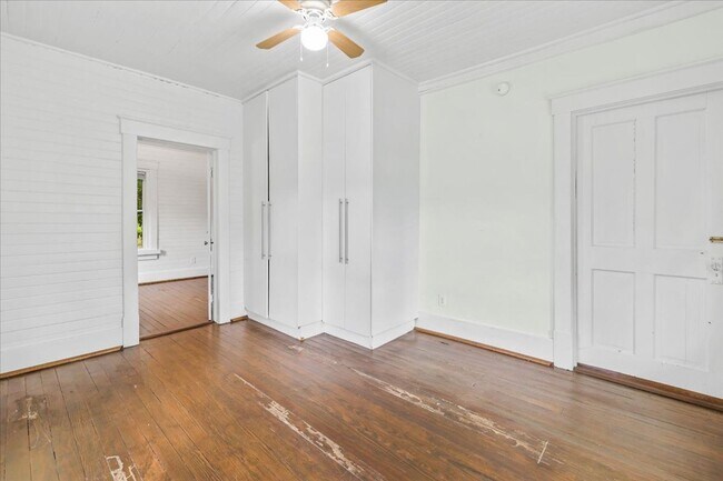 Building Photo - Savannah Eastside Home | 2 Bed 1 Bath | Remodeled Kitchen | In-Unit W/D | Private Driveway