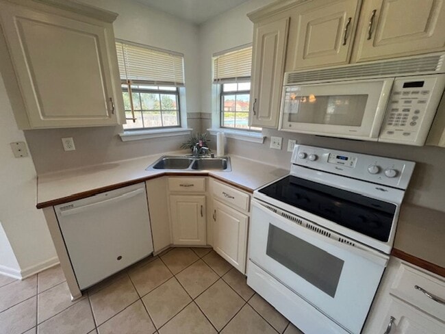 Building Photo - 102 Rosebud Cir