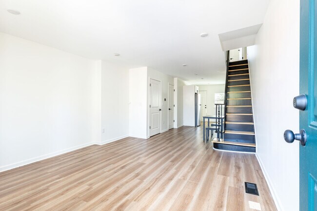 Building Photo - 2112 Sigel St