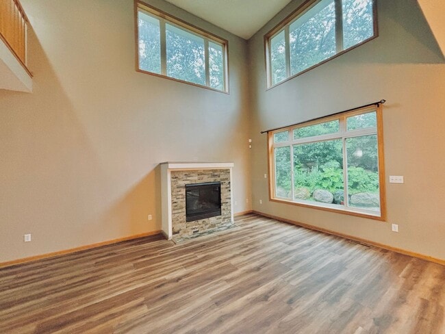 Building Photo - Gorgeous 3 Bedroom 4 Bath End Unit in Eagan