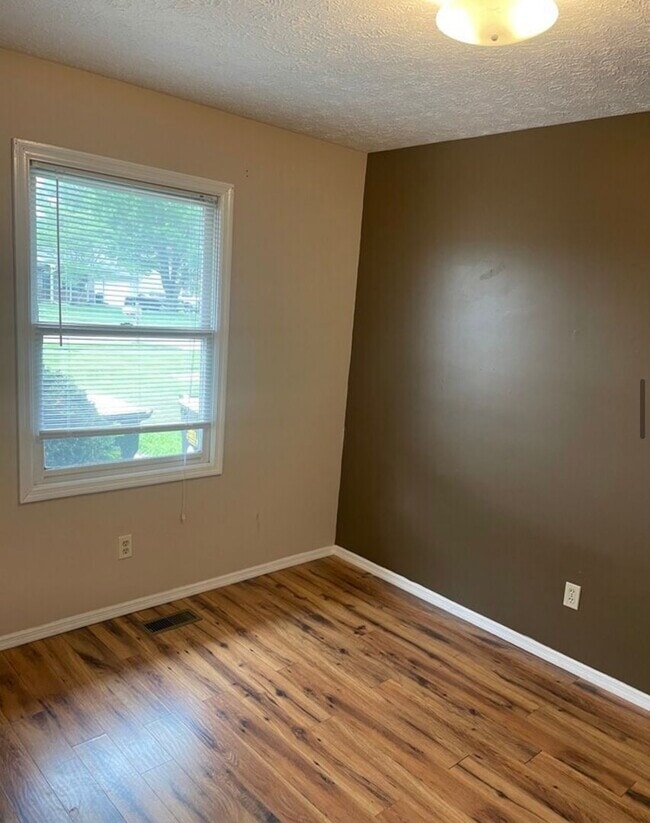 Building Photo - 3 bedroom/ 2 bath