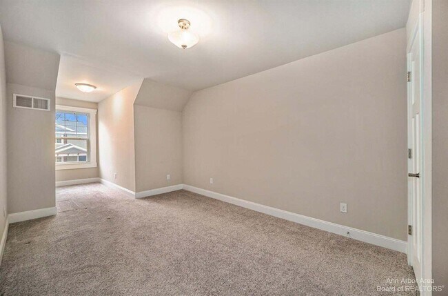 Building Photo - 1 Maple Vlg Ct