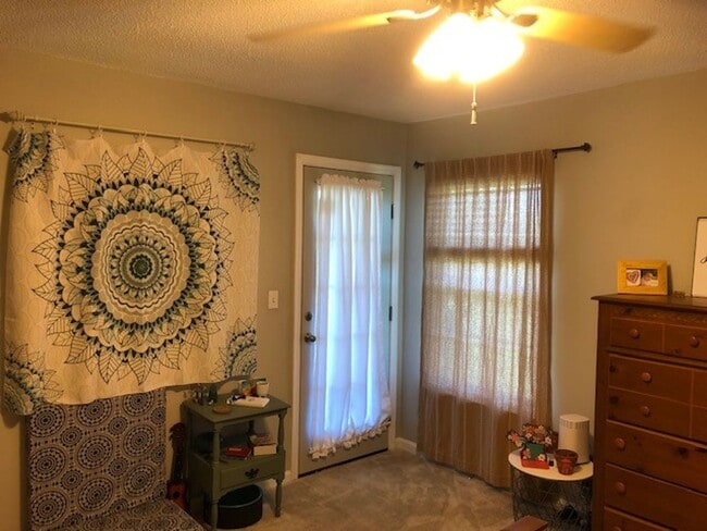 Building Photo - WILLOW CREEK POINTE