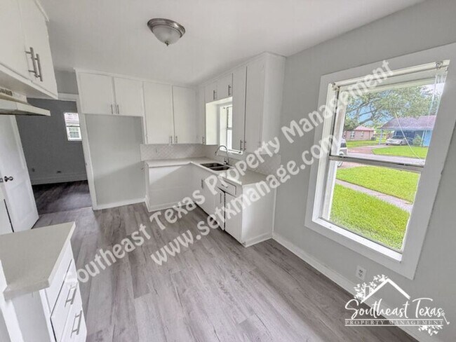 Building Photo - 2325 Butler Dr