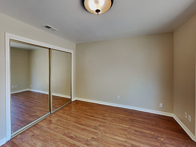 Building Photo - 4525 Brookfield Dr