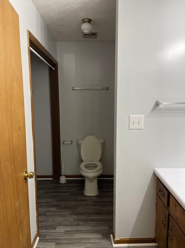 Building Photo - 2 BR 1 BA Eastside Duplex!
