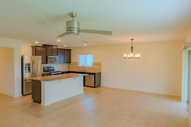 Building Photo - 275 Lake Lucerne Way
