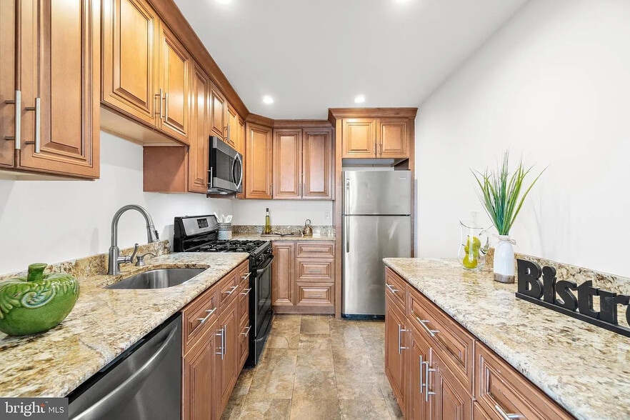 Building Photo - 5111 8th Rd S