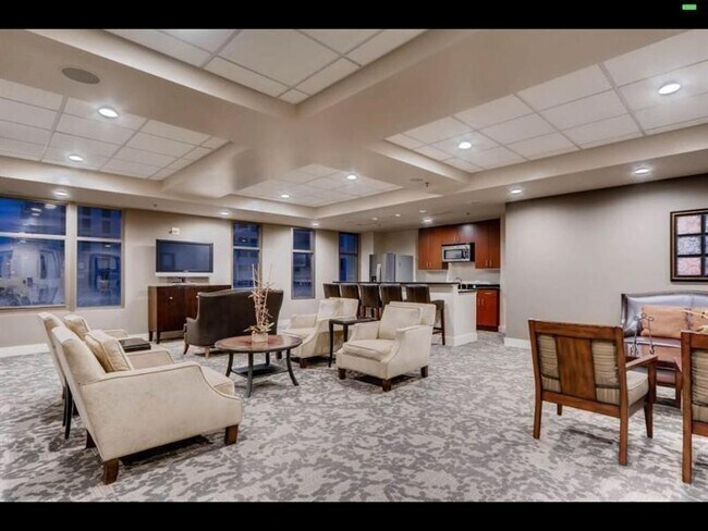 Building Photo - 565 Peachtree St NE