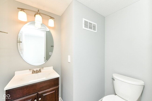 Building Photo - 9050 Mercer Dr