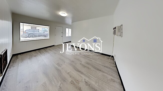 Building Photo - Embrace the cozy charms of this single-family home in Yakima's heart