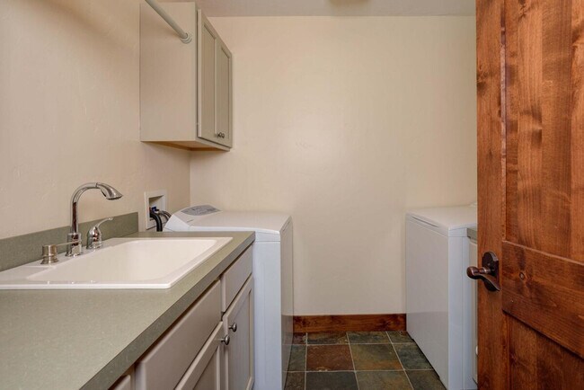 Building Photo - 14 Peaks View Dr