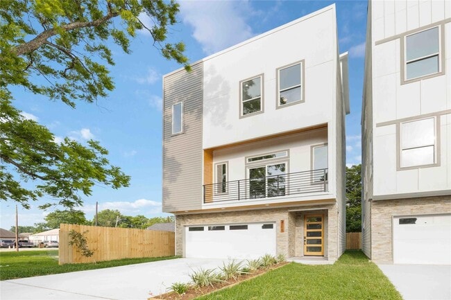 Building Photo - 2115 Dan St