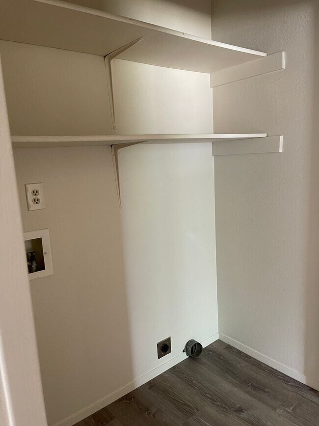 Building Photo - 3 bedroom, 1 bath