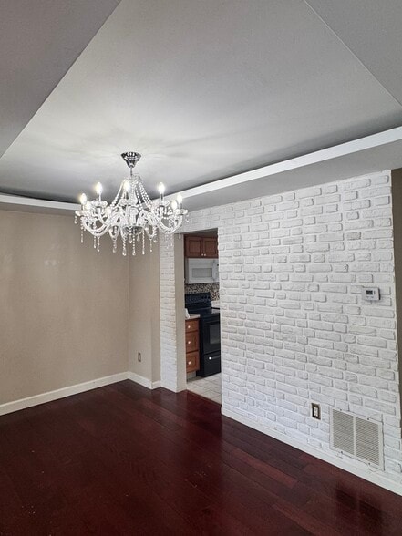 Building Photo - 489 Madison Dr